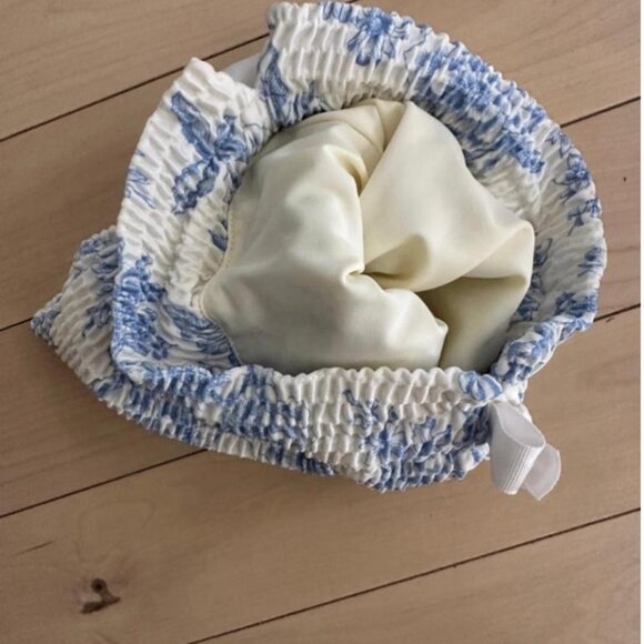 Triangl swimsuit bag in textured white fabric with blue floral print - Picture 7 of 7